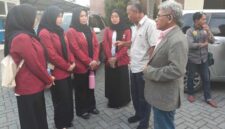 WEJANGAN MAHASISWA – Mantan Wakajati Kalsel Ahmat Yani SH MH bersama advokat senior Bujino A Salan SH MH berbincang dengan mahasiswa dan mahasiswi hukum. Selain mahasiswa yang magang di kantor Bujino, keduanya juga memberikan kesempatan kepada mahasiswa dan mahasiswi yang hanya menjalani magang di Pengadilan Tipikor Banjarmasin untuk belajar dan melihat langsung praktik hukum di kantor mereka tanpa dipungut biaya. (Foto: Mercy)