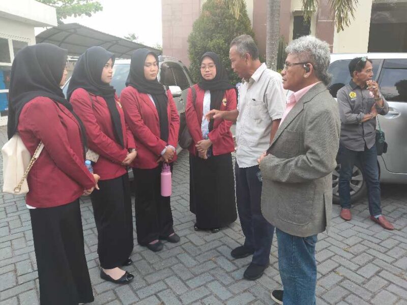WEJANGAN MAHASISWA – Mantan Wakajati Kalsel Ahmat Yani SH MH bersama advokat senior Bujino A Salan SH MH berbincang dengan mahasiswa dan mahasiswi hukum. Selain mahasiswa yang magang di kantor Bujino, keduanya juga memberikan kesempatan kepada mahasiswa dan mahasiswi yang hanya menjalani magang di Pengadilan Tipikor Banjarmasin untuk belajar dan melihat langsung praktik hukum di kantor mereka tanpa dipungut biaya. (Foto: Mercy)