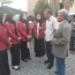 WEJANGAN MAHASISWA – Mantan Wakajati Kalsel Ahmat Yani SH MH bersama advokat senior Bujino A Salan SH MH berbincang dengan mahasiswa dan mahasiswi hukum. Selain mahasiswa yang magang di kantor Bujino, keduanya juga memberikan kesempatan kepada mahasiswa dan mahasiswi yang hanya menjalani magang di Pengadilan Tipikor Banjarmasin untuk belajar dan melihat langsung praktik hukum di kantor mereka tanpa dipungut biaya. (Foto: Mercy)