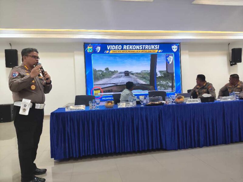 Direktur Lalu Lintas Polda Kalsel Kombes Pol Dr Fahri Siregar saat memaparkan hasil analisis kecelakaan maut di Mantewe melalui rekonstruksi kecelakaan berbasis PC-Crash, Jumat (14/8/2026). (foto: Mercy)