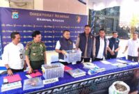 
UNGKAP PERDAGANGAN SISIK TRENGGILING – Dirreskrimsus Polda Kalsel Kombes Pol Sigit Haryono didampingi Kabid Humas Polda Kalsel Kombes Pol Nur Khamid ,Kepala BKSDA Kalsel Agus Krisna, Perwakilan Dinas Kehutanan Kalsel , Wadirreskrimsus, dan Kasubdit IV Tipidter  saat memperlihatkan barang bukti sisik trenggiling hasil pengungkapan perdagangan satwa dilindungi di Banjarmasin. (Foto. Mercy )