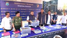 UNGKAP PERDAGANGAN SISIK TRENGGILING – Dirreskrimsus Polda Kalsel Kombes Pol Sigit Haryono didampingi Kabid Humas Polda Kalsel Kombes Pol Nur Khamid ,Kepala BKSDA Kalsel Agus Krisna, Perwakilan Dinas Kehutanan Kalsel , Wadirreskrimsus, dan Kasubdit IV Tipidter saat memperlihatkan barang bukti sisik trenggiling hasil pengungkapan perdagangan satwa dilindungi di Banjarmasin. (Foto. Mercy )