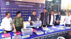 
UNGKAP PERDAGANGAN SISIK TRENGGILING – Dirreskrimsus Polda Kalsel Kombes Pol Sigit Haryono didampingi Kabid Humas Polda Kalsel Kombes Pol Nur Khamid ,Kepala BKSDA Kalsel Agus Krisna, Perwakilan Dinas Kehutanan Kalsel , Wadirreskrimsus, dan Kasubdit IV Tipidter  saat memperlihatkan barang bukti sisik trenggiling hasil pengungkapan perdagangan satwa dilindungi di Banjarmasin. (Foto. Mercy )