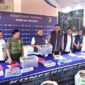 
UNGKAP PERDAGANGAN SISIK TRENGGILING – Dirreskrimsus Polda Kalsel Kombes Pol Sigit Haryono didampingi Kabid Humas Polda Kalsel Kombes Pol Nur Khamid ,Kepala BKSDA Kalsel Agus Krisna, Perwakilan Dinas Kehutanan Kalsel , Wadirreskrimsus, dan Kasubdit IV Tipidter  saat memperlihatkan barang bukti sisik trenggiling hasil pengungkapan perdagangan satwa dilindungi di Banjarmasin. (Foto. Mercy )