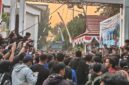 MAHASISWA DESAK MASUK DPRD KALSEL – Aksi mahasiswa di depan Kantor DPRD Kalsel, Jumat (28/8/2026) sore. (foto:Mercy)