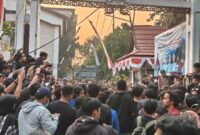 Demo #kalsellumpuh Berakhir Ricuh, Massa Mahasiswa Coba Terobos Pagar DPRD Kalsel
