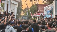 MAHASISWA DESAK MASUK DPRD KALSEL – Aksi mahasiswa di depan Kantor DPRD Kalsel, Jumat (28/8/2026) sore. (foto:Mercy)