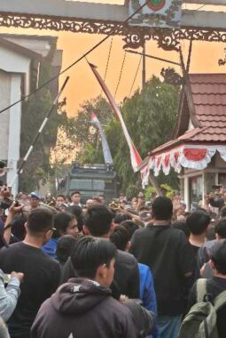 Demo #kalsellumpuh Berakhir Ricuh, Massa Mahasiswa Coba Terobos Pagar DPRD Kalsel