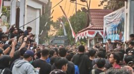 MAHASISWA DESAK MASUK DPRD KALSEL – Aksi mahasiswa di depan Kantor DPRD Kalsel, Jumat (28/8/2026) sore. (foto:Mercy)