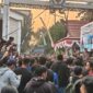 MAHASISWA DESAK MASUK DPRD KALSEL – Aksi mahasiswa di depan Kantor DPRD Kalsel, Jumat (28/8/2026) sore. (foto:Mercy)