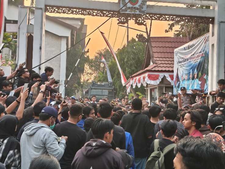 MAHASISWA DESAK MASUK DPRD KALSEL – Aksi mahasiswa di depan Kantor DPRD Kalsel, Jumat (28/8/2026) sore. (foto:Mercy)