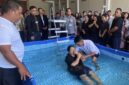 PROSESI BAPTISAN – Salah seorang peserta menjalani prosesi baptisan pada hari kedua Pertemuan Regional Saksi-Saksi Yehuwa 2026 bertema 