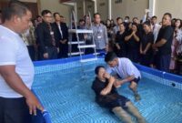 PROSESI BAPTISAN – Salah seorang peserta menjalani prosesi baptisan pada hari kedua Pertemuan Regional Saksi-Saksi Yehuwa 2026 bertema 