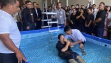 PROSESI BAPTISAN – Salah seorang peserta menjalani prosesi baptisan pada hari kedua Pertemuan Regional Saksi-Saksi Yehuwa 2026 bertema 