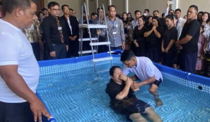 Delapan Peserta Ikuti Baptisan di Hari Kedua Pertemuan Regional Saksi-Saksi Yehuwa