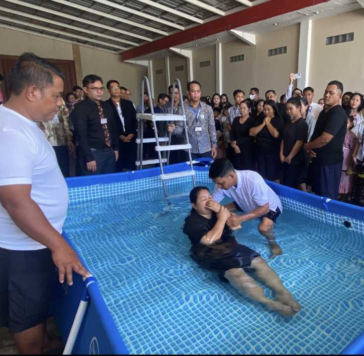 PROSESI BAPTISAN – Salah seorang peserta menjalani prosesi baptisan pada hari kedua Pertemuan Regional Saksi-Saksi Yehuwa 2026 bertema 