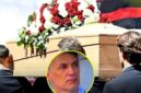 AIR MATA MALDINI – Paolo Maldini tak kuasa menahan tangis saat menggotong peti jenazah Franco Baresi dalam prosesi pemakaman di Basilika Sant'Ambrogio, Milan. Ribuan Milanisti dan legenda sepak bola dunia mengantar kepergian sang 