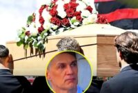 AIR MATA MALDINI – Paolo Maldini tak kuasa menahan tangis saat menggotong peti jenazah Franco Baresi dalam prosesi pemakaman di Basilika Sant'Ambrogio, Milan. Ribuan Milanisti dan legenda sepak bola dunia mengantar kepergian sang 