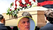 AIR MATA MALDINI – Paolo Maldini tak kuasa menahan tangis saat menggotong peti jenazah Franco Baresi dalam prosesi pemakaman di Basilika Sant'Ambrogio, Milan. Ribuan Milanisti dan legenda sepak bola dunia mengantar kepergian sang 