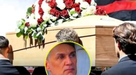 AIR MATA MALDINI – Paolo Maldini tak kuasa menahan tangis saat menggotong peti jenazah Franco Baresi dalam prosesi pemakaman di Basilika Sant'Ambrogio, Milan. Ribuan Milanisti dan legenda sepak bola dunia mengantar kepergian sang 