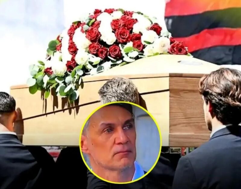 AIR MATA MALDINI – Paolo Maldini tak kuasa menahan tangis saat menggotong peti jenazah Franco Baresi dalam prosesi pemakaman di Basilika Sant'Ambrogio, Milan. Ribuan Milanisti dan legenda sepak bola dunia mengantar kepergian sang 
