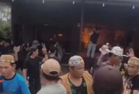MASSA MENGAMUK – Rumah terduga pelaku penganiayaan dibakar massa setelah warga mendatangi kediaman pelaku yang telah ditinggalkan di Kecamatan Tabang, Kabupaten Kutai Kartanegara, Kalimantan Timur, Sabtu (8/8/2026). (foto: istimewa)