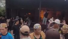MASSA MENGAMUK – Rumah terduga pelaku penganiayaan dibakar massa setelah warga mendatangi kediaman pelaku yang telah ditinggalkan di Kecamatan Tabang, Kabupaten Kutai Kartanegara, Kalimantan Timur, Sabtu (8/8/2026). (foto: istimewa)