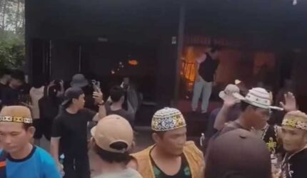 Penganiayaan Tewaskan Satu Orang, Massa Geruduk hingga Bakar Rumah Terduga Pelaku di Kukar