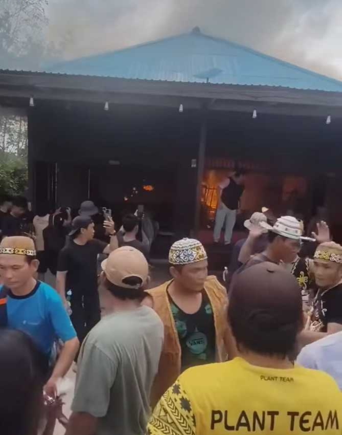 MASSA MENGAMUK – Rumah terduga pelaku penganiayaan dibakar massa setelah warga mendatangi kediaman pelaku yang telah ditinggalkan di Kecamatan Tabang, Kabupaten Kutai Kartanegara, Kalimantan Timur, Sabtu (8/8/2026). (foto: istimewa)