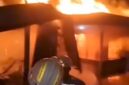 PROSES PEMADAMAN – Relawan Barisan Pemadam Kebakaran (BPK) berjibaku memadamkan kobaran api di Gang Swarga, Kecamatan Gambut, Kabupaten Banjar, Senin (10/8/2026) malam. (foto: tangkapan layar)

