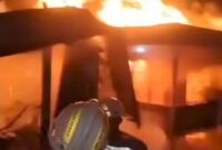 PROSES PEMADAMAN – Relawan Barisan Pemadam Kebakaran (BPK) berjibaku memadamkan kobaran api di Gang Swarga, Kecamatan Gambut, Kabupaten Banjar, Senin (10/8/2026) malam. (foto: tangkapan layar)
