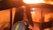 PROSES PEMADAMAN – Relawan Barisan Pemadam Kebakaran (BPK) berjibaku memadamkan kobaran api di Gang Swarga, Kecamatan Gambut, Kabupaten Banjar, Senin (10/8/2026) malam. (foto: tangkapan layar)