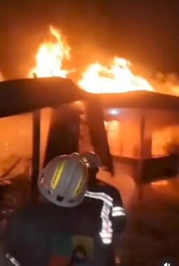 Di Tengah Ancaman Kabut Asap dan Listrik Bergilir, Kebakaran Kejutkan Warga Gang Swarga Gambut