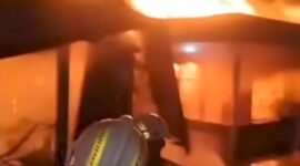 PROSES PEMADAMAN – Relawan Barisan Pemadam Kebakaran (BPK) berjibaku memadamkan kobaran api di Gang Swarga, Kecamatan Gambut, Kabupaten Banjar, Senin (10/8/2026) malam. (foto: tangkapan layar)
