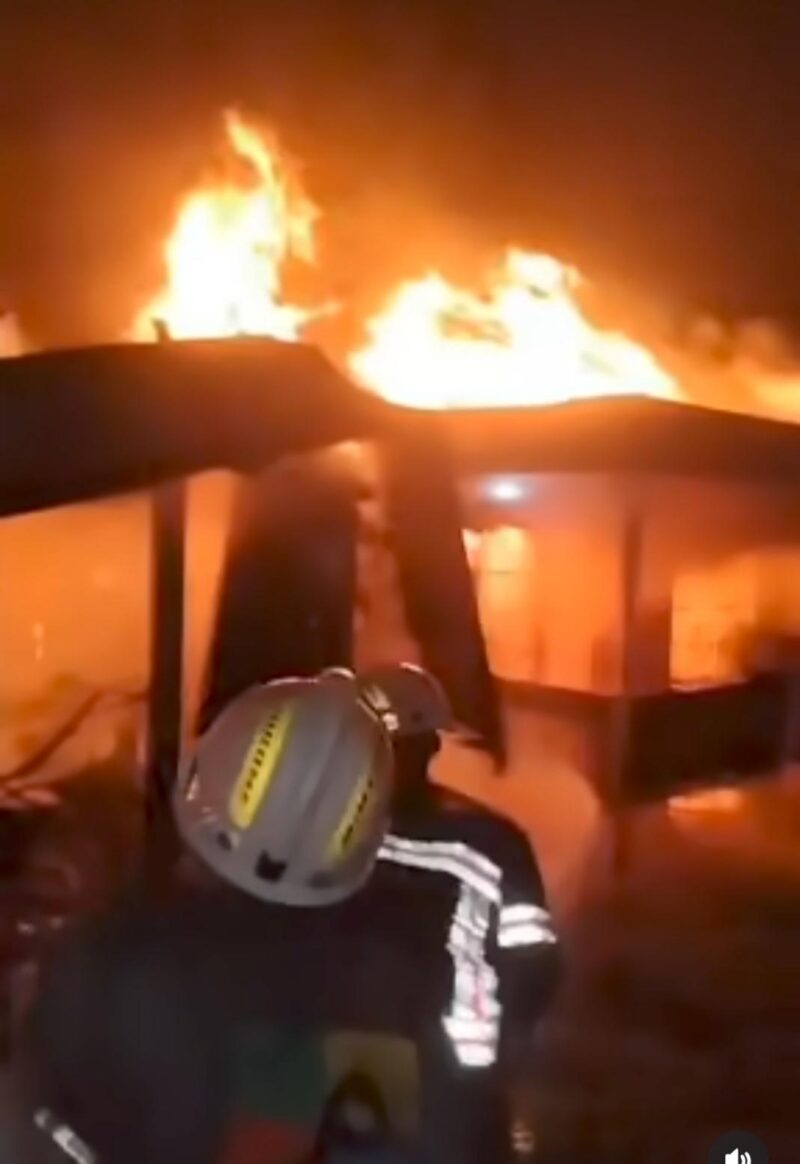 PROSES PEMADAMAN – Relawan Barisan Pemadam Kebakaran (BPK) berjibaku memadamkan kobaran api di Gang Swarga, Kecamatan Gambut, Kabupaten Banjar, Senin (10/8/2026) malam. (foto: tangkapan layar)
