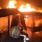 PROSES PEMADAMAN – Relawan Barisan Pemadam Kebakaran (BPK) berjibaku memadamkan kobaran api di Gang Swarga, Kecamatan Gambut, Kabupaten Banjar, Senin (10/8/2026) malam. (foto: tangkapan layar)
