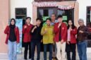 BELAJAR PRAKTIK HUKUM – Advokat senior Bujino A Salan SH MH bersama mahasiswa dan mahasiswi ULM saat mengikuti kegiatan pembelajaran praktik hukum di Pengadilan Negeri Kuala Kapuas, Kalimantan Tengah. Kesempatan tersebut menjadi bagian dari upaya memberikan pengalaman langsung kepada mahasiswa dengan melihat proses persidangan di luar Banjarmasin. (Foto: Istimewa)