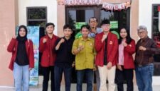 BELAJAR PRAKTIK HUKUM – Advokat senior Bujino A Salan SH MH bersama mahasiswa dan mahasiswi ULM saat mengikuti kegiatan pembelajaran praktik hukum di Pengadilan Negeri Kuala Kapuas, Kalimantan Tengah. Kesempatan tersebut menjadi bagian dari upaya memberikan pengalaman langsung kepada mahasiswa dengan melihat proses persidangan di luar Banjarmasin. (Foto: Istimewa)