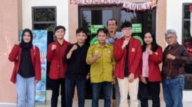 BELAJAR PRAKTIK HUKUM – Advokat senior Bujino A Salan SH MH bersama mahasiswa dan mahasiswi ULM saat mengikuti kegiatan pembelajaran praktik hukum di Pengadilan Negeri Kuala Kapuas, Kalimantan Tengah. Kesempatan tersebut menjadi bagian dari upaya memberikan pengalaman langsung kepada mahasiswa dengan melihat proses persidangan di luar Banjarmasin. (Foto: Istimewa)