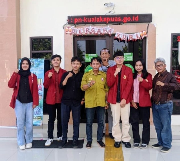 BELAJAR PRAKTIK HUKUM – Advokat senior Bujino A Salan SH MH bersama mahasiswa dan mahasiswi ULM saat mengikuti kegiatan pembelajaran praktik hukum di Pengadilan Negeri Kuala Kapuas, Kalimantan Tengah. Kesempatan tersebut menjadi bagian dari upaya memberikan pengalaman langsung kepada mahasiswa dengan melihat proses persidangan di luar Banjarmasin. (Foto: Istimewa)