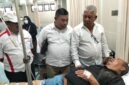 ENGUK GUSDUR - Pembina DPP FKPWK H Junaidi, Ketua FKPWK Rahmat Fadilah dan Sekretaris Jenderal FKPWK Sabar Trayitno menjenguk Salman Alfarizi alias “Gus Dur” yang mengalami kecelakaan, Kamis (20/8/2026) pagi. (foto: Istimewa)
