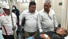 ENGUK GUSDUR - Pembina DPP FKPWK H Junaidi, Ketua FKPWK Rahmat Fadilah dan Sekretaris Jenderal FKPWK Sabar Trayitno menjenguk Salman Alfarizi alias “Gus Dur” yang mengalami kecelakaan, Kamis (20/8/2026) pagi. (foto: Istimewa)