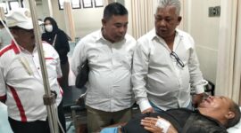 ENGUK GUSDUR - Pembina DPP FKPWK H Junaidi, Ketua FKPWK Rahmat Fadilah dan Sekretaris Jenderal FKPWK Sabar Trayitno menjenguk Salman Alfarizi alias “Gus Dur” yang mengalami kecelakaan, Kamis (20/8/2026) pagi. (foto: Istimewa)