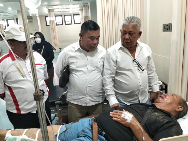 ENGUK GUSDUR - Pembina DPP FKPWK H Junaidi, Ketua FKPWK Rahmat Fadilah dan Sekretaris Jenderal FKPWK Sabar Trayitno menjenguk Salman Alfarizi alias “Gus Dur” yang mengalami kecelakaan, Kamis (20/8/2026) pagi. (foto: Istimewa)