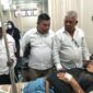 ENGUK GUSDUR - Pembina DPP FKPWK H Junaidi, Ketua FKPWK Rahmat Fadilah dan Sekretaris Jenderal FKPWK Sabar Trayitno menjenguk Salman Alfarizi alias “Gus Dur” yang mengalami kecelakaan, Kamis (20/8/2026) pagi. (foto: Istimewa)