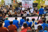 AKSI MAHASISWA – Ratusan mahasiswa Aliansi BEM se-Kalimantan Selatan saat menyampaikan aspirasi di depan Gedung DPRD Kalsel, Kamis (20/8/2026). (foto:istimewa)