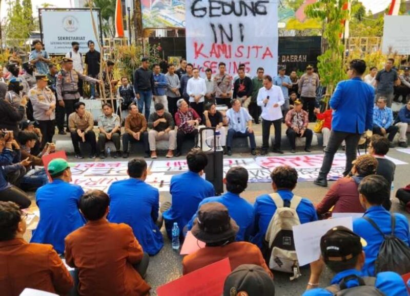 AKSI MAHASISWA – Ratusan mahasiswa Aliansi BEM se-Kalimantan Selatan saat menyampaikan aspirasi di depan Gedung DPRD Kalsel, Kamis (20/8/2026). (foto:istimewa)