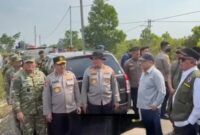 KARHUTLA KALSEL – Staf Khusus Presiden Prabowo Subianto, H Samsudin Andi Arsyad (Haji Isam), bersama jajaran saat meninjau lokasi karhutla di Kalimantan Selatan, Sabtu (22/8/2026). (foto: tangkapan layar IG WartaBanjar/istimewa)
