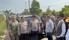 KARHUTLA KALSEL – Staf Khusus Presiden Prabowo Subianto, H Samsudin Andi Arsyad (Haji Isam), bersama jajaran saat meninjau lokasi karhutla di Kalimantan Selatan, Sabtu (22/8/2026). (foto: tangkapan layar IG WartaBanjar/istimewa)
