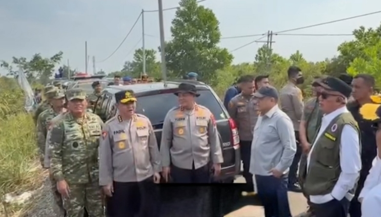 KARHUTLA KALSEL – Staf Khusus Presiden Prabowo Subianto, H Samsudin Andi Arsyad (Haji Isam), bersama jajaran saat meninjau lokasi karhutla di Kalimantan Selatan, Sabtu (22/8/2026). (foto: tangkapan layar IG WartaBanjar/istimewa)
